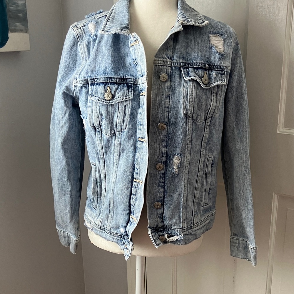 Old Navy distressed classic light blue denim jean jacket EUC M